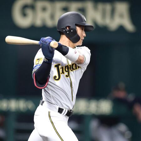 ４回、右前打を放つ木浪（撮影・中田匡峻）