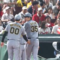 ７回、広島打線を三者凡退に抑え、笑みを見せる才木（３５）＝撮影・北村雅宏