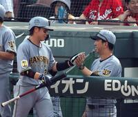 ４回、先制犠飛を放った梅野を迎える藤川監督（撮影・山口登）