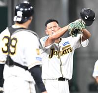 ６回、オリックス打線に打ち込まれ、汗をぬぐう能登（撮影・高部洋祐）