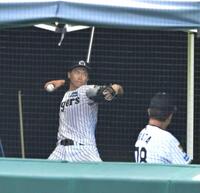 　平田２軍監督（右）が見守る中、ブルペン入りした湯浅（撮影・高部洋祐）