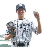 ファーストピッチセレモニーを務めた松谷鷹也（撮影・中田匡峻）