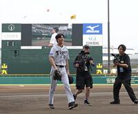 ファーストピッチセレモニーを終え、満足そうな表情を見せる松谷鷹也（撮影・中田匡峻）