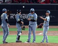 ６回、降板する伊藤将（右）＝撮影・山口登