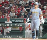 ８回、打席の佐藤輝（右）を見つめる新井監督（撮影・西田忠信）