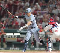 ８回、空振り三振に倒れる佐藤輝（撮影・西田忠信）