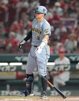 ８回、内角球をよけ、ハーンを見る佐藤輝（撮影・西田忠信）
