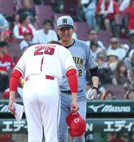 メンバー表交換を行う新井監督と藤川監督（奥）＝撮影・北村雅宏