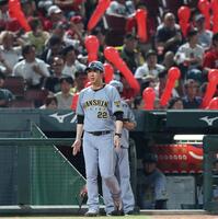 ７回の攻撃を終え、選手交代を告げに行く藤川監督（撮影・北村雅宏）