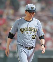 ６回、伊藤将の交代を告げた藤川監督（撮影・西田忠信）