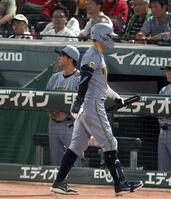 ８回、空振り三振に倒れベンチに戻る佐藤輝（左は藤川監督）＝撮影・山口登