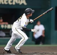 ３回、レフトへソロを放つ山田（撮影・中田匡峻）