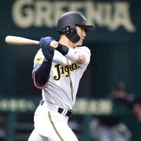 ４回、右前打を放つ木浪（撮影・中田匡峻）