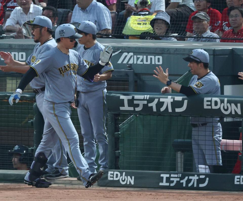 ５回、２ランを放った森下を迎える藤川監督（右）＝撮影・山口登