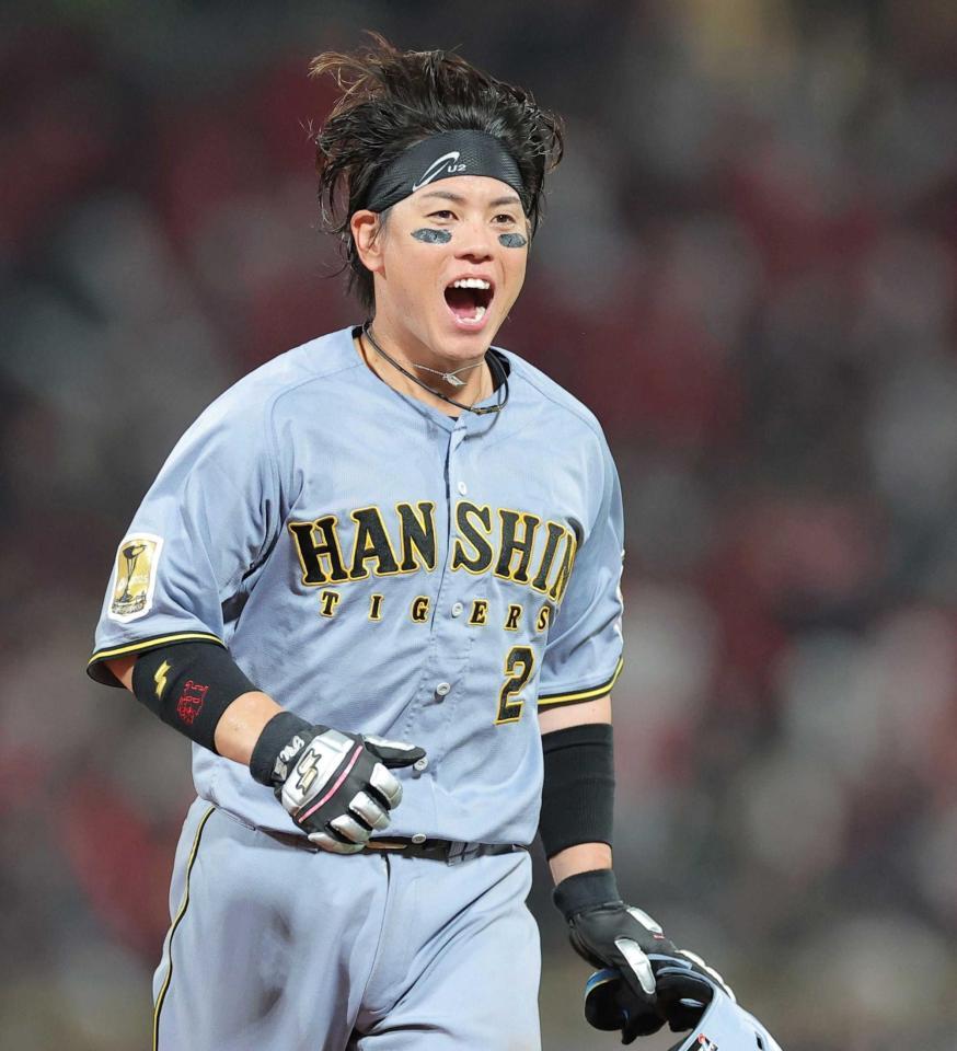 　７回に適時打を放ち笑顔でベンチに戻る梅野（撮影・西田忠信）