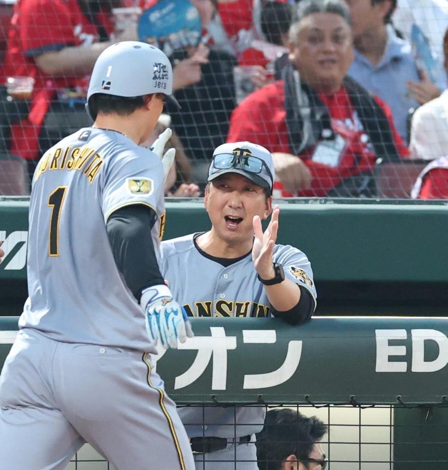 ５回、２ランを放った森下（１）を迎える藤川監督（撮影・北村雅宏）