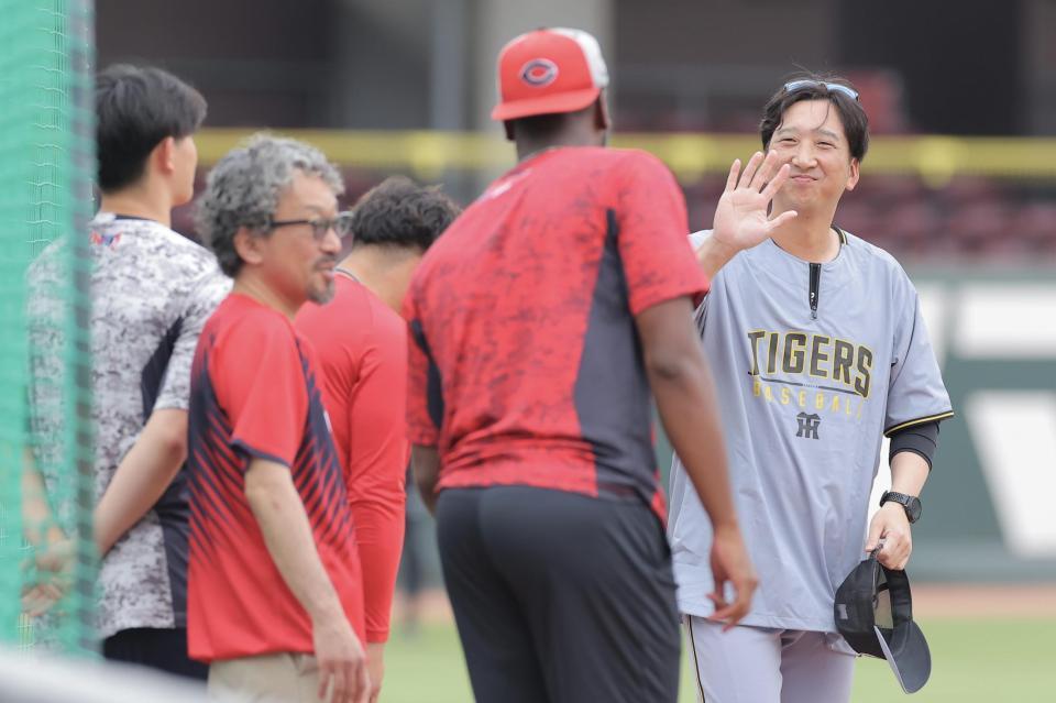 オールスターに選出された広島の選手たちとあいさつをする藤川監督（撮影・西田忠信）