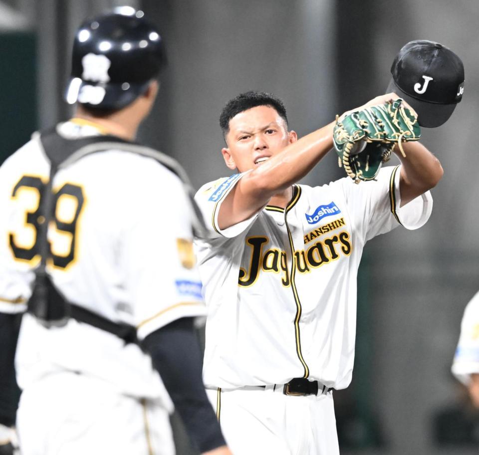 ６回、オリックス打線に打ち込まれ、汗をぬぐう能登（撮影・高部洋祐）