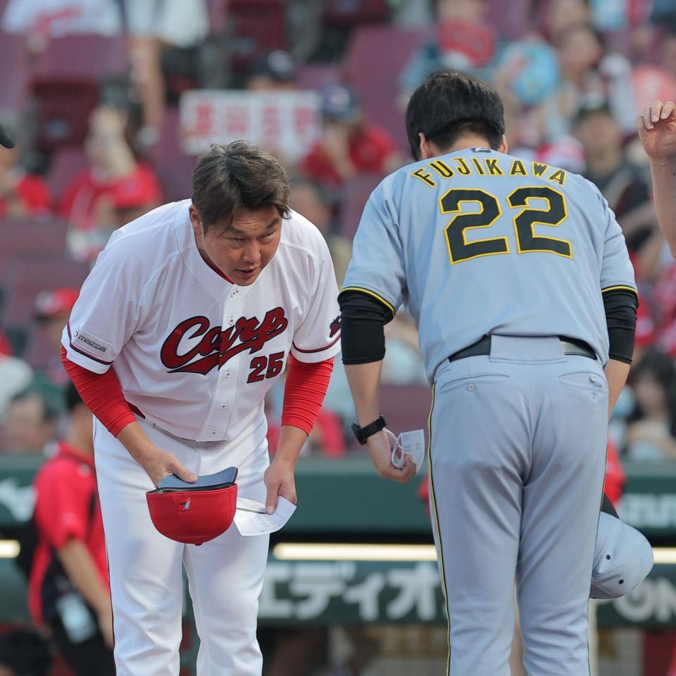 藤川監督とメンバー表の交換をする新井監督（撮影・西田忠信）
