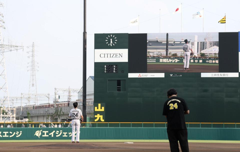 ファーストピッチセレモニー直前、センター方向を向く松谷鷹也（撮影・中田匡峻）