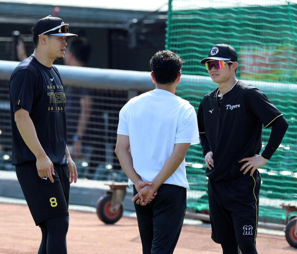 佐藤輝（左）らと談笑する中野（撮影・山口登）