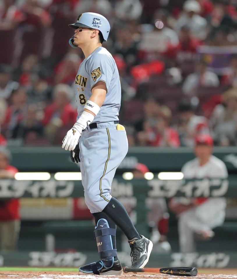 ８回、内角球を投じたハーンを見る佐藤輝（撮影・西田忠信）