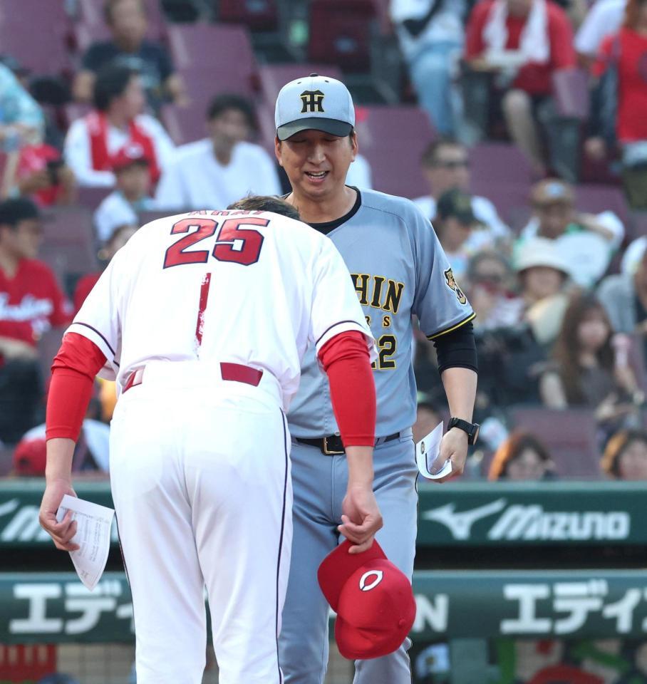 メンバー表交換を行う新井監督と藤川監督（奥）＝撮影・北村雅宏