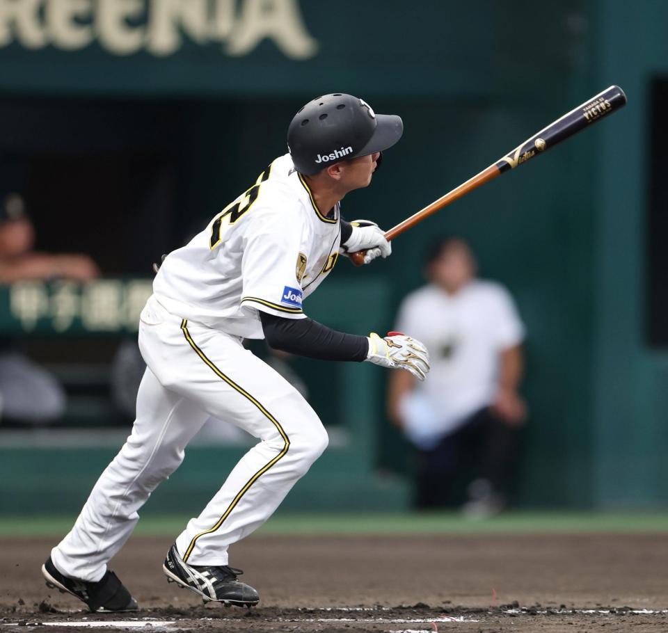 ３回、レフトへソロを放つ山田（撮影・中田匡峻）