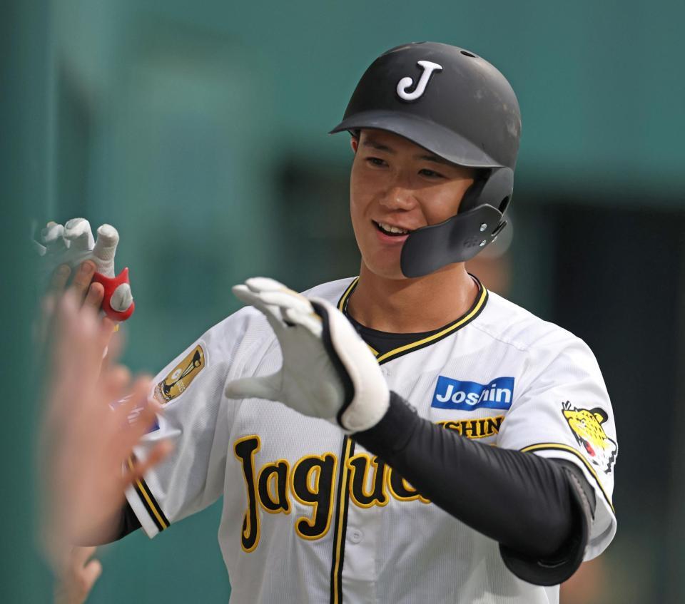 ３回、レフトへソロを放つ、ナインとタッチを交わす山田（撮影・中田匡峻）