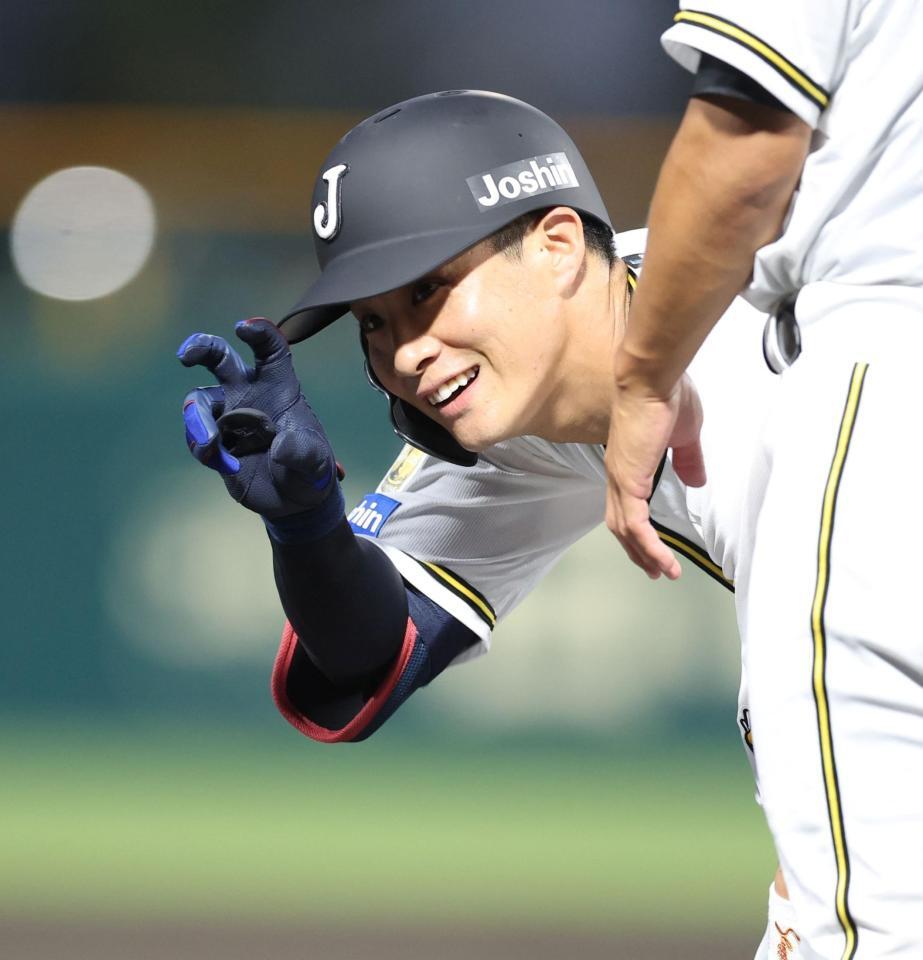 ４回、右前打を放ち、ベンチに向かってポーズを取る木浪（撮影・中田匡峻）