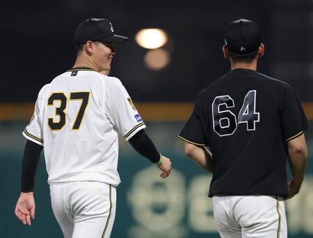 試合を終え、岡留（右）と話しながら引き揚げる及川（撮影・中田匡峻）