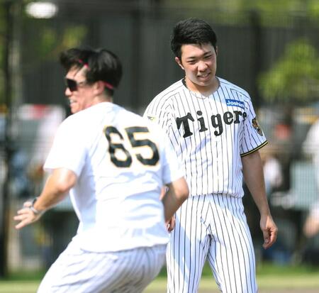 　湯浅（手前）と練習に励む石井（撮影・中田匡峻）