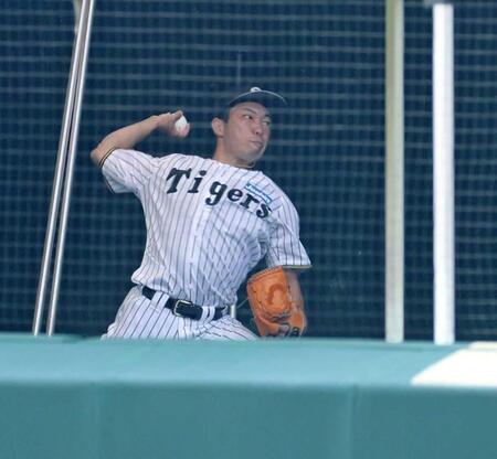 　ブルペンで投球練習する石井