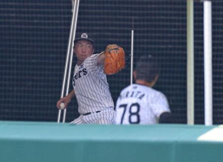 平田２軍監督（７８）が見守る中、ブルペンで投球練習をする石井（撮影・中田匡峻）