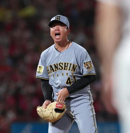 ６回、モンテロを見逃し三振に仕留め、ほえる村上（撮影・北村雅宏）