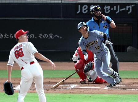７回、左越えに同点ソロを放つ坂本（撮影・山口登）