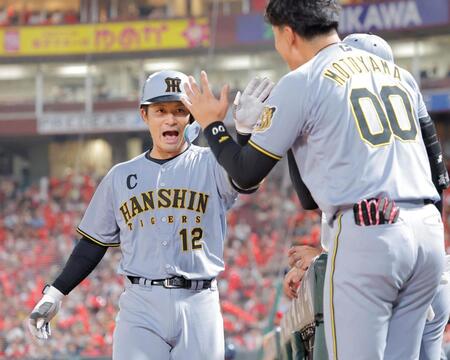７回、同点ソロを放ちナインとタッチを交わす坂本（撮影・西田忠信）