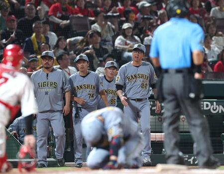 ８回、大山（手前）が死球を受け、ベンチを飛び出す藤川監督（中央右）＝撮影・北村雅宏