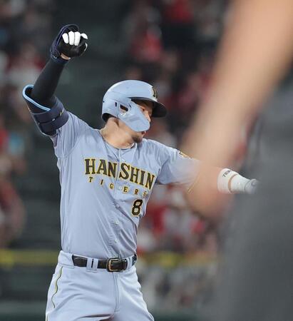 ８回、勝ち越し二塁打を放ち喜びを爆発させる佐藤輝（撮影・西田忠信）