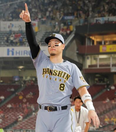 勝利後、左翼スタンドを指さす佐藤輝（撮影・西田忠信）