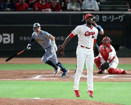 ８回、ハーンは佐藤輝に勝ち越し適時二塁打を許す（撮影・山口登）