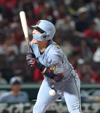 ８回、死球を受ける大山（撮影・北村雅宏）