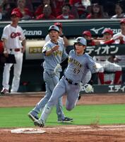 ５回、右越えに先制適時二塁打を放ちベースを回る高寺（撮影・山口登）