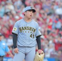 ２回、ファビアンに先制ソロを浴び、ぼう然とする村上（撮影・西田忠信）
