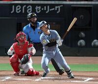 ７回阪神２死、左越えに同点ソロを放つ阪神・坂本誠志郎（捕手　広島・持丸泰輝）＝マツダスタジアム（撮影・山口登）