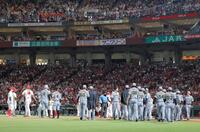 ８回、大山の死球を巡り、本塁付近に集まる阪神と広島の両チームナイン（撮影・西田忠信）