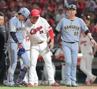 ８回、死球を受けた大山（左）に声をかける新井監督。右は藤川監督（撮影・西田忠信）