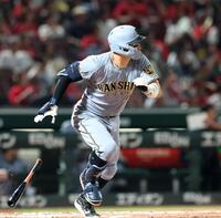 ８回、勝ち越しとなる２点適時二塁打を放つ佐藤輝（撮影・北村雅宏）