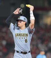 ８回に勝ち越し二塁打を放ち、左翼スタンドに合図を送りながらベンチに戻る佐藤輝（撮影・西田忠信）