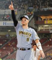 勝利後、左翼スタンドを指さす佐藤輝（撮影・西田忠信）